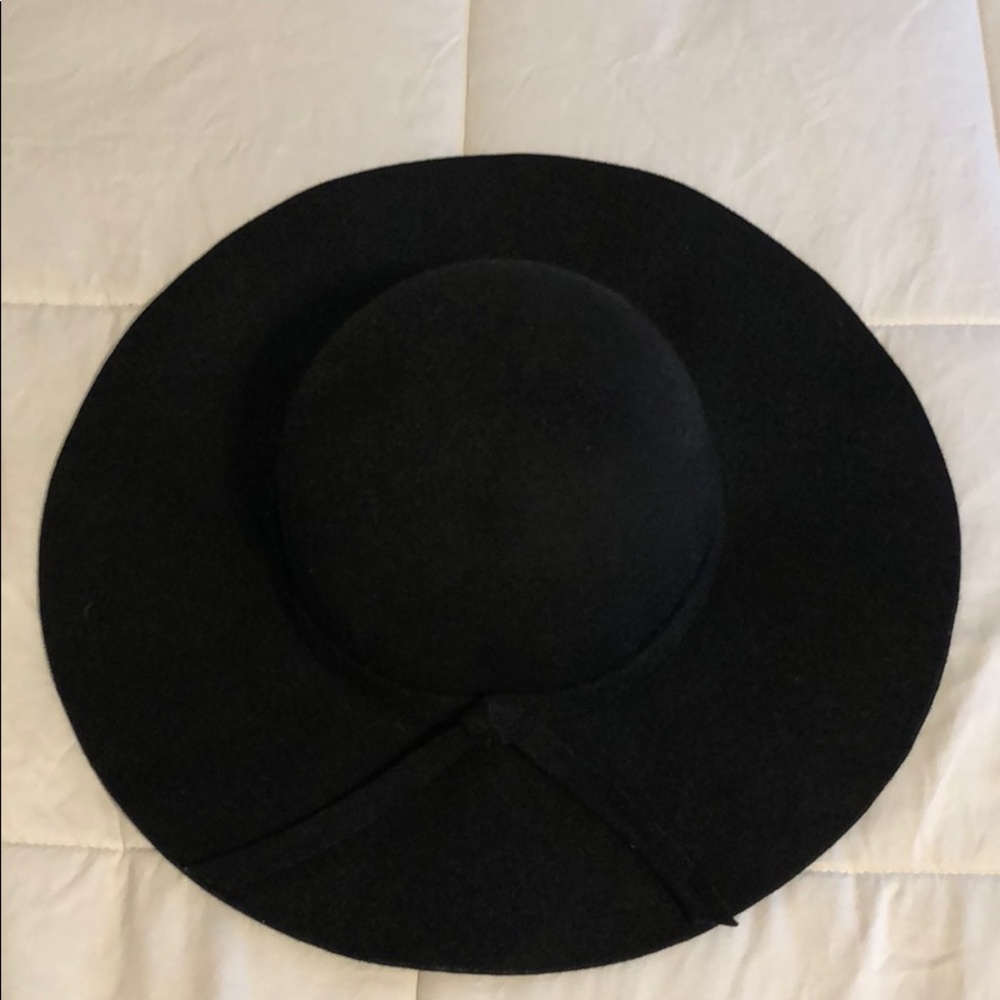Black floppy hat with tie
